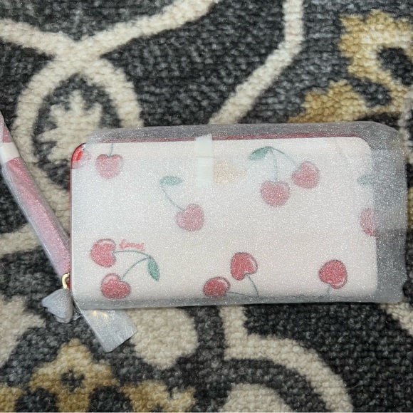 Long Zip Around Wallet With Heart Cherry Print - Picture 4 of 6